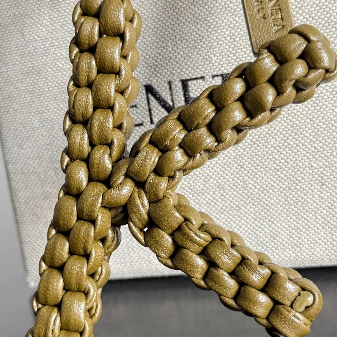 Batch 420 Let’s see what new cute little thing BV has released~ It’s this letter pendant, which is different from the puppy pendant. The weaving of this letter is more three-dimensional, and the material is very solid, and it is not easy to deform even if it is folded. Style number: K